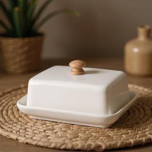 Elegante Mantequillera con Tapa de Madera y Perilla, Bandeja Profunda para Servir, Acabado Liso y Brillante, Almacenamiento de Mantequilla con Estilo para la Mesa de Cocina - Product Image 1