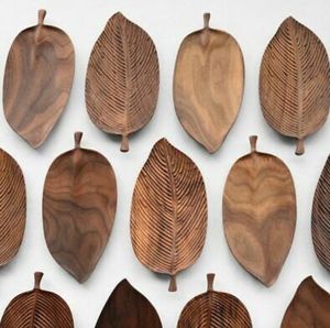 Assiettes de service en bois en forme de feuille, faites à la main, gravées, design minimaliste, motif végétal - Product Image 1