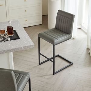 Sgabello da Bar in Ecopelle Grigia con Robusta Struttura in Metallo Nero, Altezza da Bancone, Kit Poggiapiedi, Schienale Trapuntato Verticale - Product Image 6