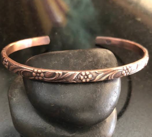 Elegante Brazalete Abierto de Cobre con Acabado de Hojas y Flores Forjadas, Joyería Metálica de Moda con Diseño Exquisito - Product Image 1