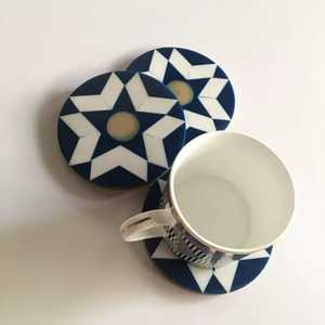 Sous-verres décoratifs en résine avec motifs artistiques pour le service du café et la protection de la table dans les salons et les espaces de bureau - Product Image 3
