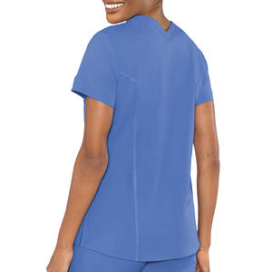 Uniforme Médico Personalizado con Logotipo para Mujer, Blusa Azul Claro de Corte Entallado con Cuello en V, Costuras Tipo Princesa y Bolsillos Laterales Funcionales - Product Image 3