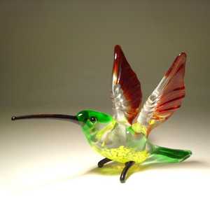 Figurine d'oiseau colibri en verre soufflé à la main, écologique, avec ailes sculptées vertes, jaunes et rouges, sculpture animale, objet d'art décoratif - Product Image 1
