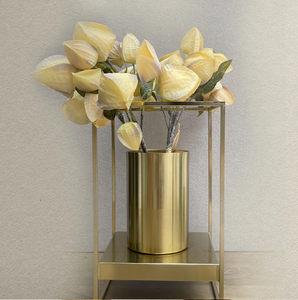 Sofisticado florero cilíndrico plateado con una elegante banda con diseño de panal en relieve, disponible a precios de mayorista. - Product Image 4
