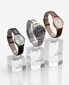 Exhibidor de Relojes Acrílico Transparente Personalizado de Alta Calidad, 50 mm de Grosor, OEM/ODM Disponible para Exhibición en Tiendas y Escaparates - Product Image 1