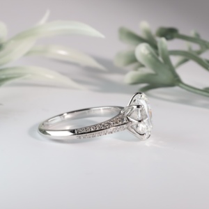 Anillo de boda clásico de lujo en oro blanco con diamantes cultivados en laboratorio de corte cojín, con doble engaste y múltiples filas de pavé brillante para mujer. - Product Image 3