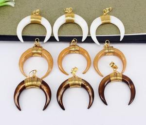 Pendentif en os de buffle naturel en forme de croissant avec anneau en laiton poli, thème animal, objet de collection artistique - Product Image 5