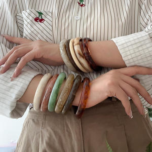 Nouveau bracelet en résine multicolore pour femme – Bijou de mode de haute qualité à porter la nuit – Artisanat en résine - Product Image 6