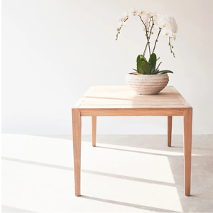 Mesa de Comedor de Teca con Diseño de Listones – Acabado en Madera Clara, Diseño Moderno para Exteriores; Duradera y de Alta Calidad - Product Image 1