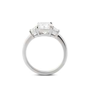 Bague de fiançailles de luxe en or 14 carats avec diamant de laboratoire taille coussin de 2 carats et trois pierres, avec diamants latéraux brillants en forme de trapèze, certifiée IGI CE - Product Image 2