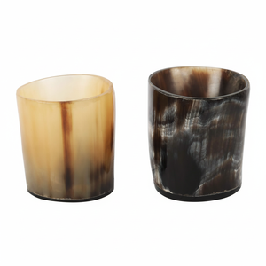 Vaso de chupito auténtico de cuerno vikingo, vaso de chupito de cuerno grabado personalizado, copa para fiestas, vaso de bebida de calidad superior para regalo de padrinos de boda - Product Image 1