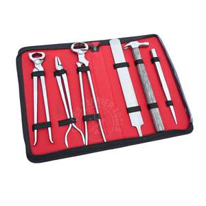 Kit de Herramientas de Herrador con Lima de Raspado, Extractor de Zapatos de Alta Resistencia, Cortaúñas para Cascos, Pinza de Sujeción, Pinza para Fuego, Pinza para Clavos y Martillo para Herrar - Product Image 1