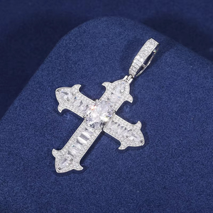 Pendentif Croix Blanche Luxe Sertie de Moissanite Baguette et Ronde, Bijoux Hip Hop Bling Ice - Product Image 3
