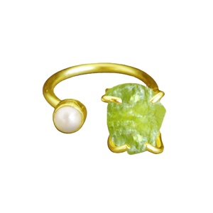 Anillo ajustable con peridoto natural en bruto y perla – Anillo con engaste de plata de ley 925, joyería para mujer - Product Image 1