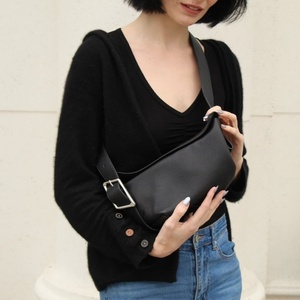 Sac bandoulière en cuir grainé avec sangle réglable et boucle argentée – Sac à main minimaliste pour le quotidien, élégant et léger, idéal pour les voyages - Product Image 2
