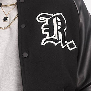 Veste universitaire haut de gamme au fini lisse et aux détails remarquables pour les amateurs de mode urbaine. - Product Image 5