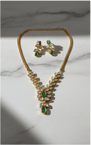Conjunto de collar Kundan chapado en oro con piedra verde y pendientes a juego para novias, venta al por mayor, exportación de fábrica para compradores. - Product Image 2