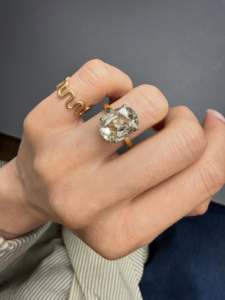 Bague en diamant jaune de 3 carats, taille coussin, provenant d'une ancienne mine, cultivé en laboratoire, en or jaune 14 carats, certifiée IGI. - Product Image 1