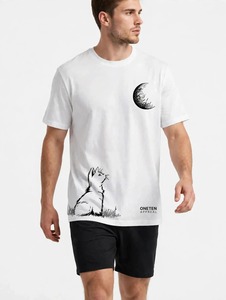 เสื้อยืดคอกลมแขนสั้นสีขาวสำหรับผู้ชายของโอเน็น อาร์แพร์เนลพร้อมลายพิมพ์แมวและพระจันทร์ - Product Image 5