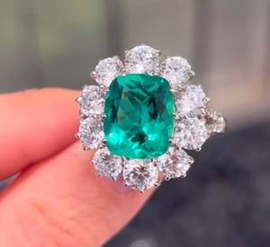 Anillo de Esmeralda Cultivada en Laboratorio con Corte Cojín en Plata de Ley 925, Anillo Halo con Esmeralda y Circonitas, Estilo Vintage, Anillo con Gema Verde - Product Image 1