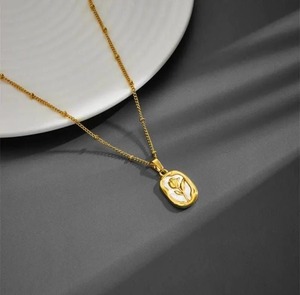 Collier pendentif rose en émail blanc anti-ternissement fabriqué en Inde, bijoux élégants et tendance pour femmes, à porter au quotidien, cadeau en vente - Product Image 1