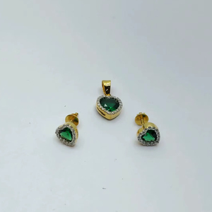 Élégantes boucles d'oreilles en or 22 carats avec pierre verte en forme de cœur et pendentif assorti, ensemble de bijoux de créateur élégants pour femmes - Product Image 1