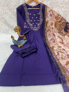 Traje de Diseño Moderno Indio-Pakistaní en Tela Marina de Seda con Bordado Multihilo, Último Modelo Exclusivo para Mujer, Ropa Étnica para Fiestas y Bodas - Product Image 5