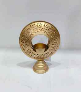 El portavelas de metal más demandado refleja la luz de las velas de manera hermosa, creando patrones suaves y fascinantes a lo largo de la habitación. - Product Image 1