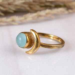 Anillo Celestial de Latón Dorado con Calcedonia Aqua, Anillo Delicado con Luna Creciente, Gema Hecha a Mano, Minimalista, Chapado en Oro de 14K, Anillo Boho Unisex - Product Image 3