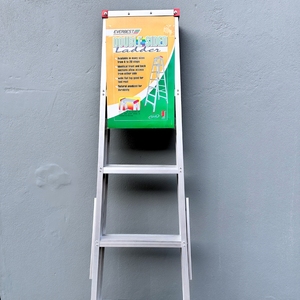 Échelle en aluminium de haute qualité avec marches antidérapantes pour une sécurité maximale. - Product Image 2