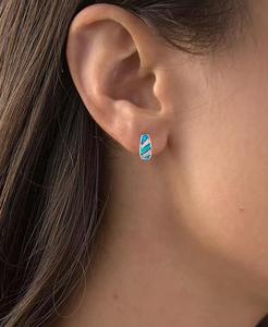 Orecchini a cerchio Huggie blu Opal e Cubic Zirconia creati da laboratorio in argento Sterling | Macacy's - Product Image 2