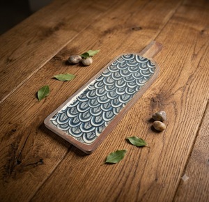 Tabla de servir de madera redonda con diseño decorativo, tabla de quesos para cocina, para aperitivos y servicio de mesa - Product Image 4