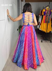 Lehenga évasé de haute qualité avec imprimés faux et motifs Kali multicolores en feuille métallisée - Blouse prête à porter imprimée et ornée de dentelle pour femme - Product Image 2