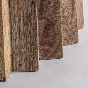 Table de salle à manger moderne en bois de manguier brun clair, artisanale, avec base unique en forme de piédestal et plateau rond en marbre blanc, pour la maison, le café, le bar ou le restaurant - Product Image 3