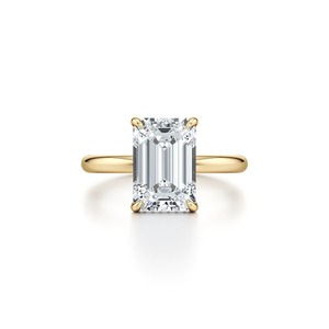 Bague de fiançailles solitaire en or jaune 9 carats avec diamant de laboratoire taille émeraude de 1 carat (25 points) – Joaillerie fine pour mariée - Product Image 1