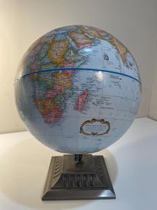 Globe terrestre en fer rustique patiné avec un cadre haut de gamme soudé à la main et des accents en cuivre antique pour un style campagnard - Product Image 3