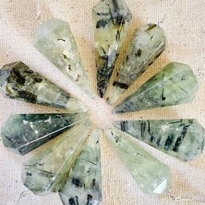 Amour de qualité supérieure attirant la pierre polie de pendule de Prehnite pour l'énergie de prospérité de guérison émotionnelle et la décoration de l'espace sacré - Product Image 2