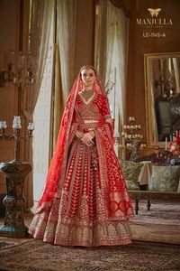 Rivaayat House présente un Lehenga Choli moderne en mousseline de soie et plumes, richement orné, longueur ras du sol, silhouette sirène/trompette, 100% soie - Product Image 2