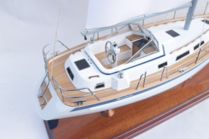 Modèle de bateau à voile en bois peint à la main HALLBERG RASSY 40, style nautique européen, décoration d'intérieur autoportante, antique, fabriqué en Suède - Product Image 6
