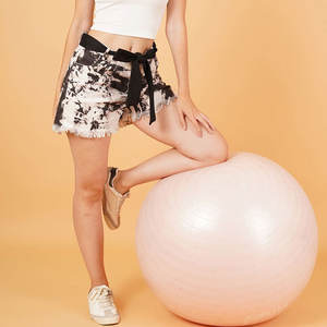 Shorts de Mezclilla para Mujer, Modernos, con Logotipo Personalizado, Diseño Impreso con Láser, Color Azul Clásico - Product Image 5