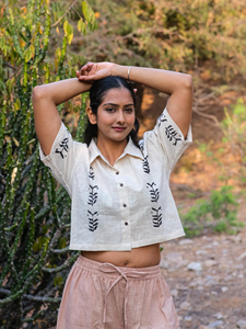 Camisa de algodón hecha a mano con estampado de bloques, mangas cortas, cuello refinado, cierre frontal con botones, top casual de Khadi. - Product Image 3