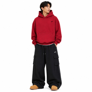 Ensemble de survêtement 2 pièces pour homme : sweat à capuche rouge et pantalon cargo noir, coupe ample, style streetwear, 100 % coton molletonné, taille à cordon, logo personnalisé, OEM - Product Image 1