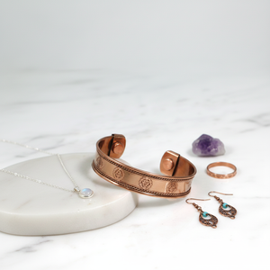 Bracelet manchette artisanal en cuivre et laiton – Bracelet thérapeutique magnétique – Bijou ajustable avec symbole Chakra gravé pour femme - Product Image 2