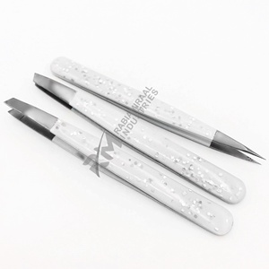 Pinza para cejas RMI con punta de acero inoxidable en ángulo y puntiaguda, con recubrimiento blanco brillante y punta de plasma negra. - Product Image 1