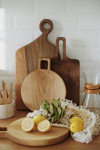 Tabla de Cortar Redonda de Madera con Diseño Fab, Tabla de Cocina de Madera Natural con Asa, Diseño Minimalista para Uso Diario - Product Image 1