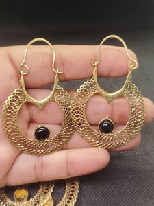 Joyería de lujo al por mayor para mujer con piedra de ónix negro natural, pendientes de aro largos y redondos, chapados en oro, para uso diario. - Product Image 3