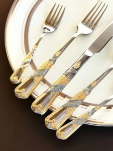 Ensemble de couverts en métal irisé arc-en-ciel, finition miroir haute brillance, résistant à la rouille, design glamour pour les occasions festives - Product Image 5
