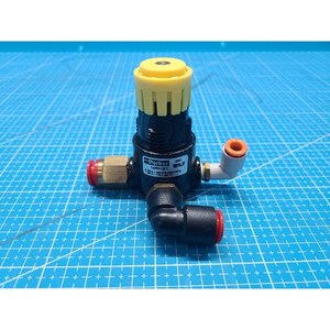 Régulateur de pression pneumatique Parker 14R013F, utilisé comme pièce détachée pour équipement semi-conducteur Legacy - Product Image 1