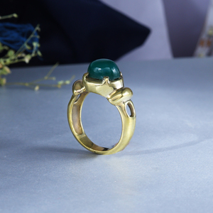 Anillo Étnico Ovalado de Ónix Verde con Piedra de Nacimiento de Mayo en Latón Chapado en Oro - Product Image 2