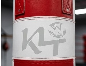 Sac de boxe d'entraînement en cuir PU rouge K4 avec remplissage de sable pour usage en salle de sport pour adultes - Product Image 3